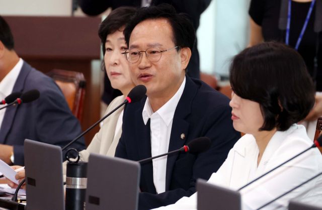 더불어민주당 북한이탈주민특별위원장인 송재봉 의원이 대북전단 등 위법행위 예방법을 29일 발의했다. 사진은 송 의원이 지난해 8월19일 오전 서울 여의도 국회에서 열린 산자위 전체회의에서 의사진행 발언 하는 모습. /사진=뉴시스