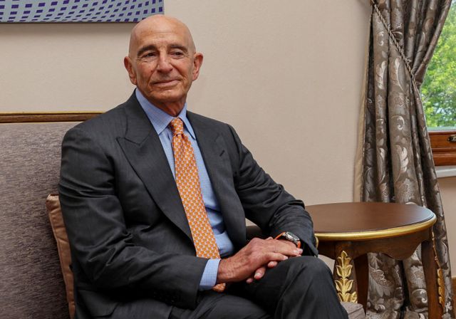 톰 배럭 주 튀르키예 미국 대사 겸 시리아 특사가 이스라엘-시리아의 평화협정을 기대한다고 전했다. 사진은 지난달 24일(현지시각) 톰배럭 주 튀르키예 미국대사 겸 시리아 특사가 아흐메드 알샤라 시리아 대통령을 예방하기 위해 튀르키예 이스탄불을 찾은 모습. /사진=로이터