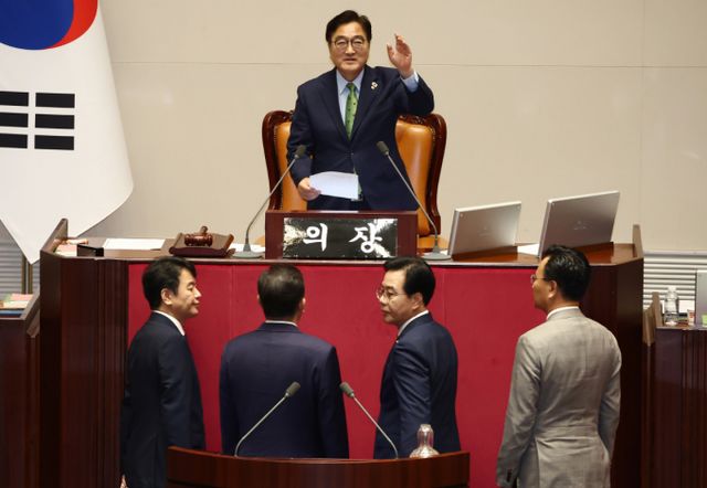 우원식 국회의장이 29일 다음달에 본회의를 열겠다고 밝혔다. 사진은 우의장이 지난 27일 서울 여의도 국회에서 상임위원장 선출 관련 본회의 개의를 놓고 김병기 더불어민주당 원내대표, 문진석 원내수석부대와 송언석 국민의힘 원내대표, 유상범 원내수석부대표와 갈등을 빚는 모습. /사진=뉴스1