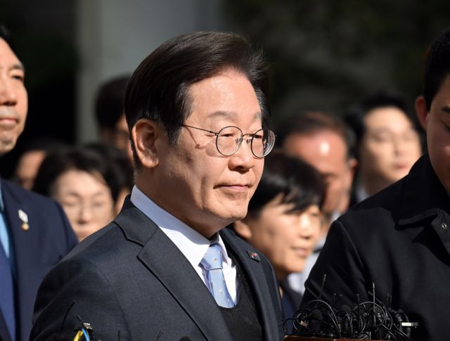 공직선거법 위반 항소심에서 무죄를 선고받은 이재명 더불어민주당 대표가 26일 오후 서울 서초구 서울고등법원에서 열린 공직선거법 위반 혐의 2심 선고 공판을 마친 후 법원을 나서고 있다. /사진=사진공동취재단 