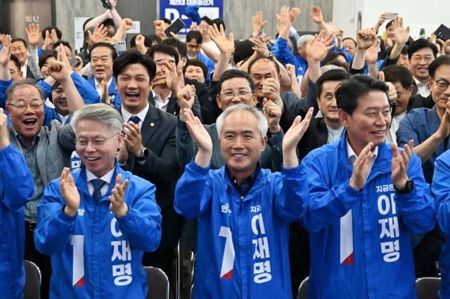 지상파 방송3사 제21대 대통령 선거 출구조사 결과가 발표되자 이재명 더불어민주당 후보가 머물고 있는 아파트 입주민들이 함께 기뻐하는 모습을 보였다. 사진은 3일 저녁 8시 광주 서구 더불어민주당 광주시당 선거연락소에서 민주당 광주시당 의원들과 당직자들이 출구조사 결과에 환호하는 모습. 해당 기사와 상관없은. /사진=뉴시스