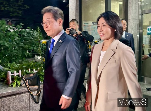  이 당선인은 4일 취임과 동시에 곧바로 5년 임기를 시작한다. 사진은 더불어민주당 당사를 나서는 이재명 당선인과 김혜경 여사의 모습. /사진=김성아 기자