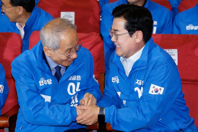 박찬대 더불어민주당 상임총괄선거대책위원장은 제21대 대선 지상파 3사(KBS·MBC·SBS) 출구조사에서 이재명 민주당 후보가 50%를 넘는 득표율로 1위를 기록할 것으로 예측되자 "국민들께서 윤석열 정권과 내란 세력에 대해 심판 투표를 한 것"이라고 평가했다.사진은 윤여준, 박찬대 진짜 대한민국 선거대책위원회 상임총괄선대위원장이 3일 오후 서울 여의도 국회 의원회관에 마련된 제21대 대통령선거 개표상황실에서 방송사 출구조사 결과를 확인후 악수하고 있는 모습. /사진=뉴시스