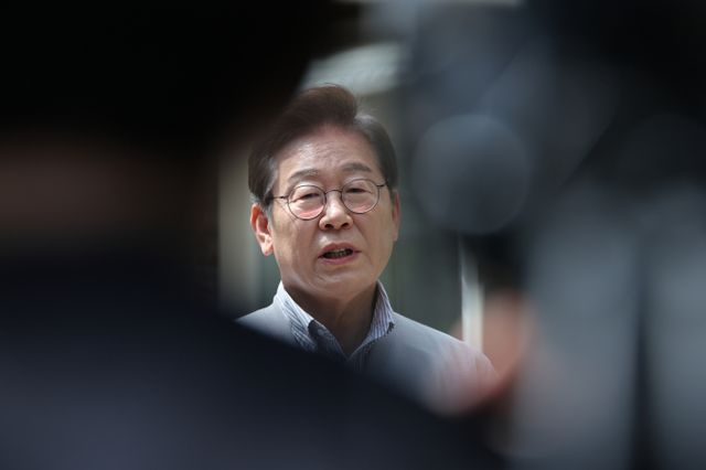 이재명 더불어민주당 대통령 후보가 2차 골목골목 경청투어 마지막 날인 지난 5월7일 오후 전북 전주시의 카페 앞에서 공직선거법 위반 사건 파기환송심 첫 공판기일 연기에 대해 "법원의 합당한 결정"이라는 입장을 밝히고 있다. / 사진=뉴스1 안은나 기자