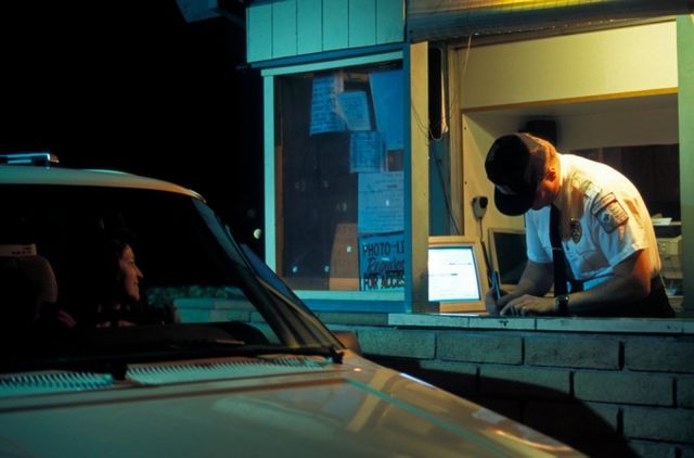 경비원에게 차단기를 열어달라고 요구한 아파트 입주민이 갑질 오해를 받은 사연을 전했다. 사진은 기사 내용과 무관함. /사진=클립아트코리어