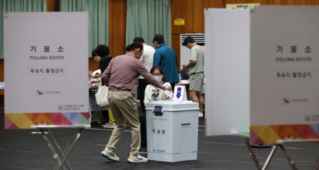 제21대 대통령 선거 투표율이 주목된다. 사진은 3일 부산 소재 초등학교 체육관에서 투표하는 유권자. /사진=뉴스1