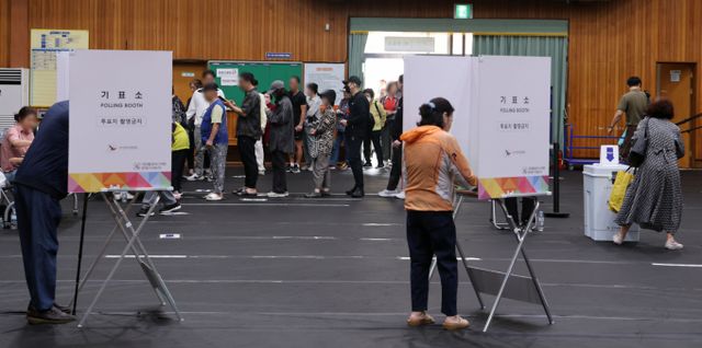 제21대 대통령 선거 투표율이 주목된다. 사진은 부산 소재 초등학교 체육관에 마련된 투표소에서 투표하는 유권자. /사진=뉴시스