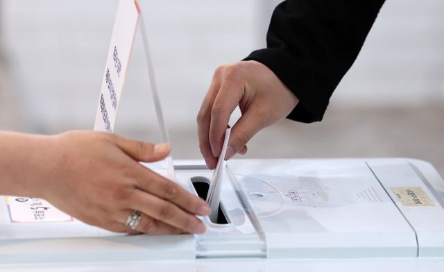 투표한 사실을 잊고 다시 투표하려한 취객이 제지당했다. 사진은 제21대 대통령 선거일인 3일 유권자들이 투표하는 모습. /사진=뉴스1