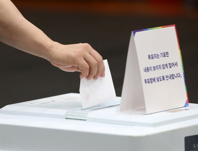 경기 이천시에서 투표용지를 찢은 50대 여성이 경찰에 입건됐다. 제21대 대통령 선거일인 3일 부산 동래구 내성초등학교 참빛관체육관에 마련된 복산동 제2투표소에서 유권자들이 투표를 하고 있다. /사진=뉴스1