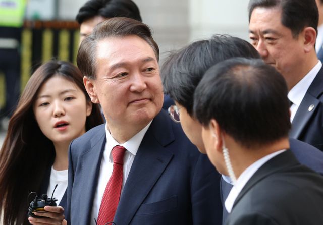 승리를 견인한 또 다른 결정적 요인은 선거 구도와 환경이다. 사진은 윤석열 전 대통령이 지난 5월26일 오후 서울 서초구 중앙지방법원에서 열린 내란 우두머리 혐의, 직권남용 권리행사방해 혐의 사건 5차 공판을 마친 후 법원을 나서며 지지자들을 보고 있는 모습. /사진=뉴스1