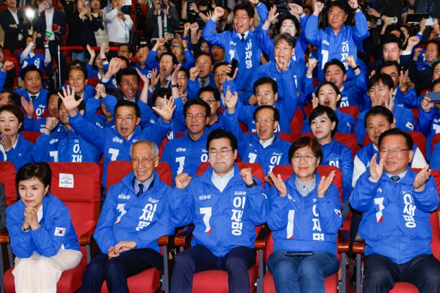 3일 저녁 8시, 지상파 3사가 공동으로 진행한 출구조사 결과 이재명 더불어민주당 후보가 51.7%의 압도적인 득표율로 앞선다는 예측이 발표되면서 국회 의원회관 대회의실에 마련된 더불어민주당 개표 상황실에는 떠나갈 듯한 환호성과 박수 소리가 터져 나왔다.사진은 더불어민주당 강금실(앞줄 왼쪽부터), 윤여준, 박찬대, 정은경, 김부겸 선대위원장이 3일 오후 서울 여의도 국회의원회관 개표상황실에서 제21대 대통령선거 이재명 대통령 후보 51.7% 출구조사 결과에 손뼉치고 있는 모습. /사진=뉴스1