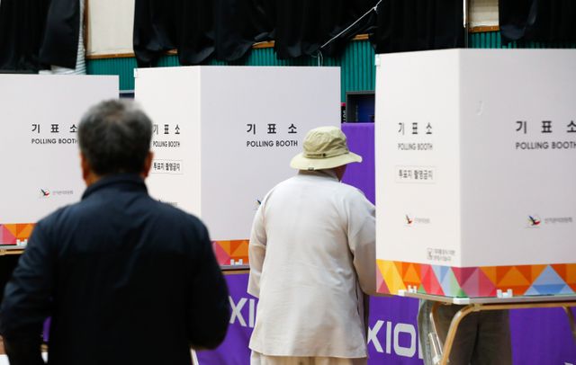 제21대 대통령 선거 본투표가 시작된 3일 제주에서 이중투표 시도, 폭행 등 소란스러운 사건이 잇따라 일어났다. 사진은 3일 제주시 오라초등학교에 마련된 오라동 제2투표소에 투표에 나선 시민들의 모습. 해당 기사와 상관없음. /사진=뉴시스