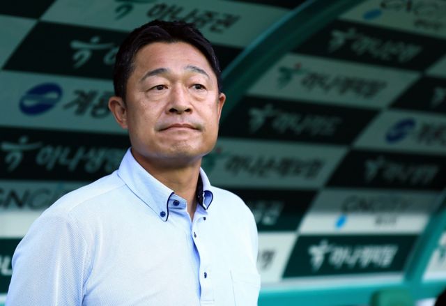 이민성 감독이 이끄는 22세 이하 축구대표팀이 김정현과 이찬욱을 추가로 발탁했다. 사진은 이 감독이 대전하나 시티즌 감독을 맡았던 2003년 7월 당시 전북과의 경기를 지켜보는 모습. /사진=뉴스1