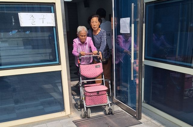 제21대 대통령선거를 맞아 100세가 넘는 최고령 유권자들도 소중한 한 표를 행사했다. 사진은 제21대 대통령선거 투표일인 3일 충북 옥천군 최고령 유권자 이용금 할머니가 청산면 다목적회관에서 참정권을 행사한 후 큰 딸과 함께 투표장을 나서고 있는 모습. /사진=뉴시스(독자제공)