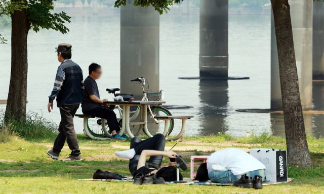 4일 전국이 대체로 맑지만 낮과 밤의 일교차는 클 전망이다. 낮 기온이 최고 28도까지 오르며 초여름 날씨를 보인 지난달 27일 서울 영등포구 여의도 한강공원을 찾은 시민들이 더위를 식히고 있다. /사진=뉴스1