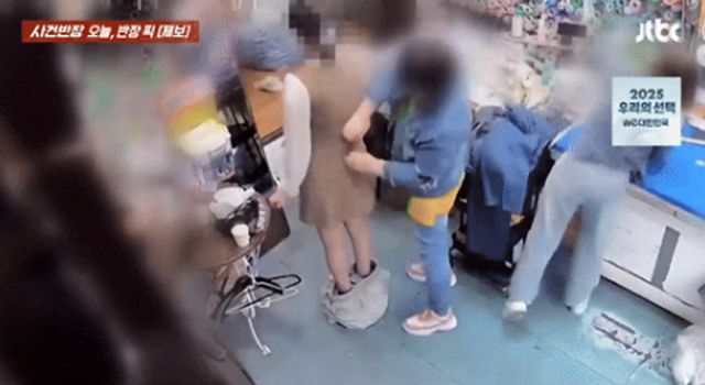 옷을 수선하고 비용을 내지 않는 손님때문에 고민이라는 수선집 사장의 사연이 알려졌다. 사진은 수선을 하고 수선비용을 내지 않은 손님과 수선집 사장이 찍힌 CCTV 영상 이미지. /사진=JTBC 사건반장 캡처