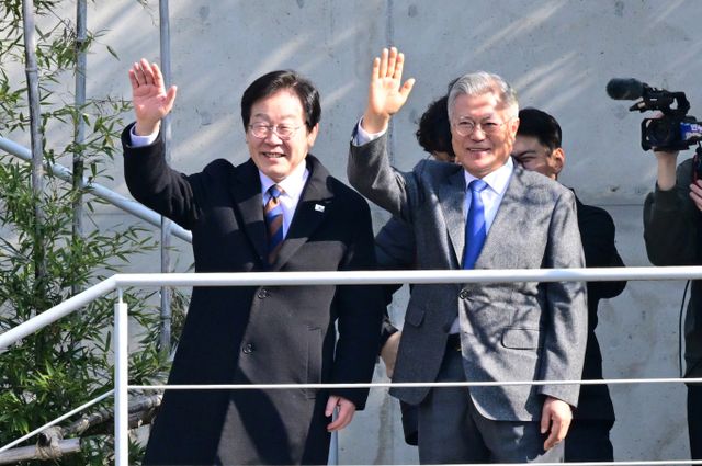 문재인 전 대통령이 이재명 더불어민주당 대선 후보 당선 확정 소식에 대해 축하의 메시지를 전했다. 사진은 지난 1월30일 이재명 후보(왼쪽)가 경남 양산시 평산마을 대통령 사저를 찾아 문재인 전 대통령과 지지자들을 향해 인사를 전하는 모습. /사진=뉴시스 