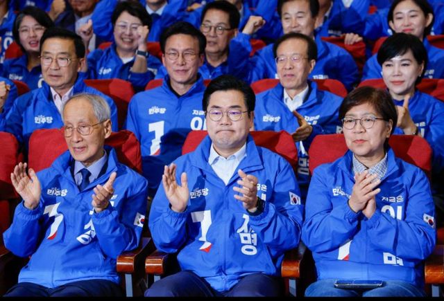 지상파 방송 3사가 오후 11시40분쯤 이재명 더불어민주당 대선 후보의 당선이 확실하다고 보도했다. 사진은 이날 서울 여의도 국회의원회관 개표상황실에서 손뼉을 치는 (앞줄 왼쪽부터) 윤여준, 박찬대, 정은경 선대위원장. /사진=뉴스1