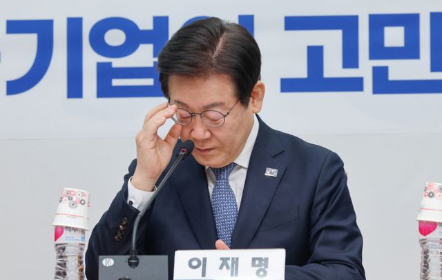 이재명 대통령 당선인이 지난 2월5일 서울 여의도 국회에서 열린 '트럼프 2.0 시대 핵심 수출기업의 고민을 듣는다 : 종합토론'에 참석해 안경을 고쳐쓰고 있다. /사진=뉴스1