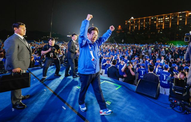 제21대 대한민국 대통령에 이재명 더불어민주당 후보가 당선됐다. 사진은 이재명 더불어민주당 대통령 후보가 2일 오후 서울 영등포구 여의도공원 문화의마당에서 열린 집중유세에서 지지를 호소하고 있는 모습. /사진=뉴시스