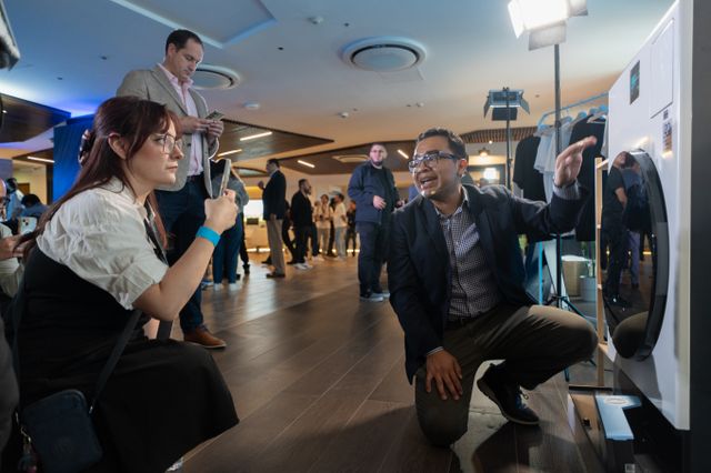 멕시코시티에서 진행된 삼성전자 '2025 중남미 테크세미나'에서 참석자들이 '비스포크 AI 가전' 신제품을 살펴보고 있다. /사진=삼성전자