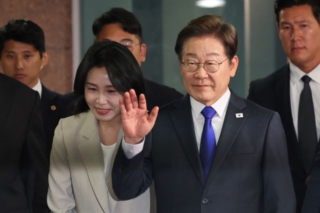 제21대 대통령 선거에서 이재명 더불어민주당 후보가 당선됐다. 사진은 이재명 더불어민주당 당선인이 3일 밤 당선이 확실시된 가운데 인천 계양구 자택을 나서고 있는 모습. /사진=뉴시스