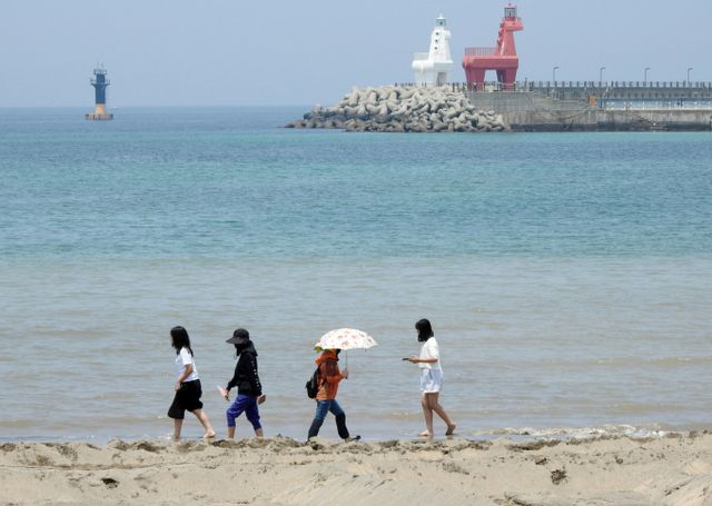 지난 1일 오후 제주 이호테우해수욕장에서 주민과 관광객들이 해변을 걷고 있다. /사진=뉴시스 