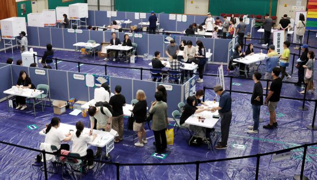  제21대 대통령선거 투표율이 3일 오전 11시 기준 18.3%로 잠정 집계됐다. 사진은 3일 오전 서울 송파구 잠전초등학교 체육관에 마련된 잠실본동 제4·5·6 투표소가 소중한 한표를 행사하는 유권자들로 붐비고 있는 모습, /사진=뉴시스