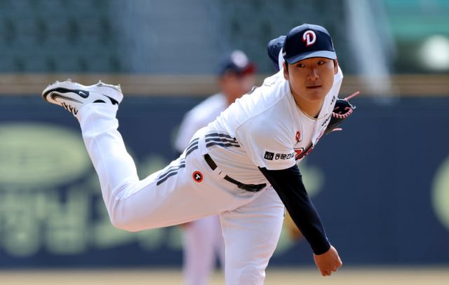 두산 베어스 토종 에이스 곽빈이 3일 잠실구장에서 열린 KIA타이거즈전에 올시즌 첫 등판한다. 사진은 지난 3월13일 잠실구장에서 열린 KIA와의 시범경기에 등판해 투구하는 곽빈. /사진=뉴시스 