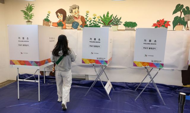제21대 대통령 선거일인 3일 서울 강동구 강풀만화거리 만화카페 승룡이네에 마련된 성내2동제3투표소에서 한 유권자가 투표를 하고 있다. /사진=뉴스1