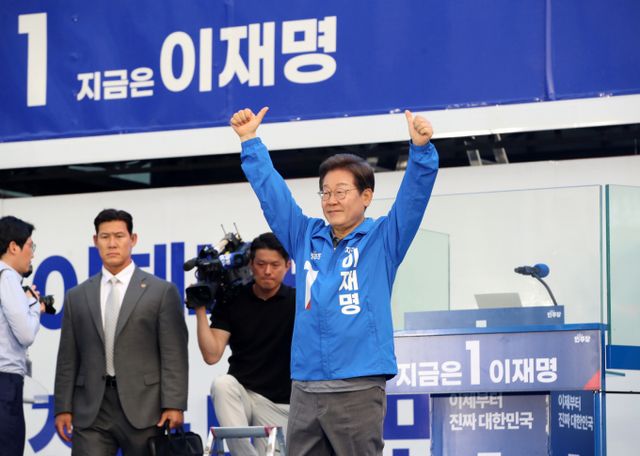 이재명 더불어민주당 대선 후보가 굳건한 지지율을 바탕으로 제21대 대통령으로 당선됐다. 사진은 지난 1일 부산 유세에서 유권자들의 지지를 호소하는 이 당선인(당시 대선 후보). /사진=뉴스1