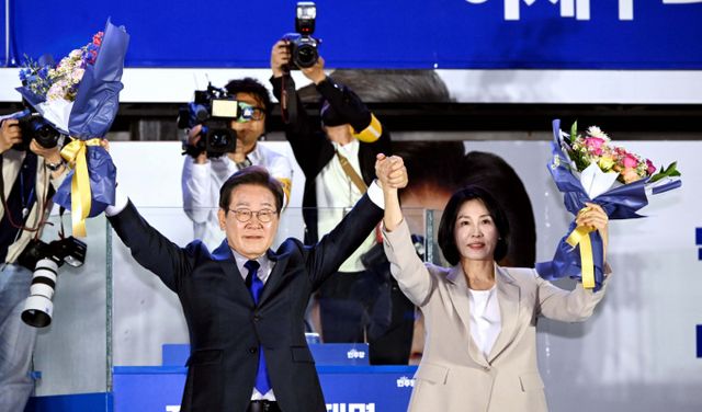 사제21대 대통령 당선이 확실시되고 있는 이재명 더불어민주당 대선 후보가 4일 새벽 대국민 감사 인사를 전했다. 진은 이재명 대통령과 김혜경 여사가 4일 오전 서울 여의도 국회 앞에서 열린 국민 개표방송 행사에서 시민들을 향해 인사하고 있는 모습. /사진=뉴시스