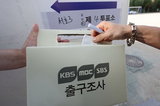 KBS·MBC·SBS 등 지상파 방송 3사가 한국방송협회와 함께 제21대 대통령 선거 당선자 예측을 위한 출구조사에 나서면서 이번에도 예측이 실제 결과와 얼마나 일치할지 관심이 쏠리고 있다.사진은 제21대 대통령 선거일인 3일 서울 서초구 서초고등학교에 마련된 서초3동제4투표소 앞에서 출구조사원이 출구조사를 하고 있는 모습. /사진=뉴시스