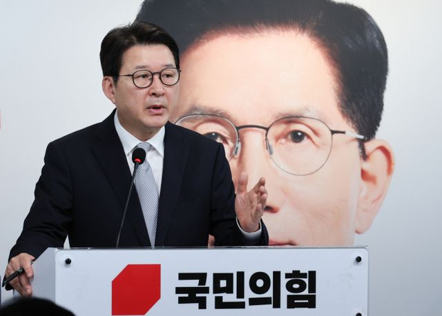 국민의힘이 제21대 대통령 선거 패배를 인정하며 이재명 대통령을 향해 당부의 메시지를 전달했다. 사진은 지난달 서울 여의도 당사에서 백브리핑을 하는 신동욱 국민의힘 중앙선대위 대변인단장. /사진=뉴스1