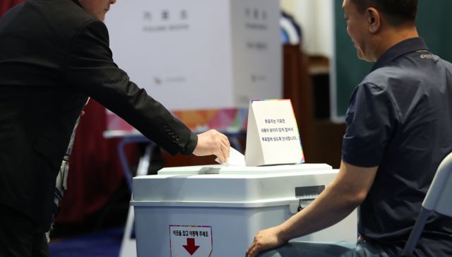 제주에서 2중 투표를 시도한 유권자 2명이 적발됐다. 제21대 대통령 선거일인 3일 제주 용담1동 노인복지회관에 마련된 용담1동 제1투표소에서 유권자가 투표를 하고 있다. /사진=뉴스1