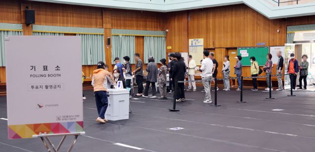  3일 열리는 제21대 대통령 선거에 외신들도 많은 관심을 보이고 있다. 사진은 3일 부산 동래구 한 투표소에서 유권자들이 투표하는 모습. /사진=뉴시스 
