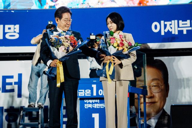 이재명 더불어민주당 대선 후보가 4일 오전 5시1분 49.42%의 득표율을 얻어 제21대 대통령으로 당선됐다. 사진은 이날 이 당선인과 김혜경 여사가 서울 여의도 국회 앞에서 열린 국민 개표방송 행사에서 꽃다발을 받는 모습. /사진=공동취재
