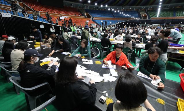 제주에서 제21재 대통령 선거 개표 작업이 진행되고 있다. 사진은 제주시 한라체육관에 마련된 개표소에서 개표 작업이 시작된 모습. /사진=뉴시스