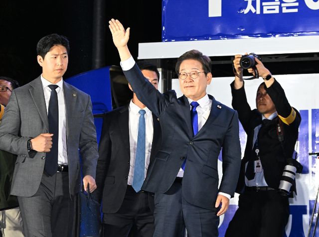 이재명 대통령 당선인이 4일 취임 후 서울국립현충원 참배 후 바쁜 일정을 소화할 예정이다. 사진은 이날 서울 여의도 국회 앞에서 열린 국민 개표방송 행사에서 시민에게 인사하는 당선인. /사진=공동취재