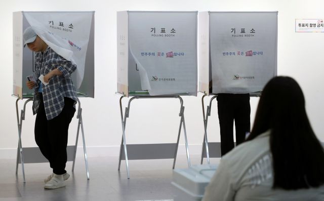 제21대 대통령을 선출하기 위한 본투표가 3일 오전 6시부터 시작됐다. 사진은 제21대 대통령 선거일인 3일 오전 부산진구청 백양홀에 마련된 부암제1동 제4투표소에서 유권자들이 투표를 하고 있는 모습. /사진=뉴스1