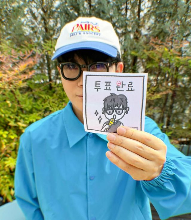 가수 이승환이 이재명 더불어민주당 후보가 제21대 대통령 선거 지상파 3사 출구조사에서 과반 득표한 것을 축하했다. 사진은 이승환이 지난달 29일 자신의 인스타그램에 사전투표 인증샷을 올린 모습. /사진=이승환 인스타그램