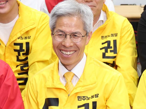 권영국 민주노동당 대통령 후보가 출구조사 결과에 대한 소감을 전했다. 사진은 권영국 민주노동당 대선 후보가 3일 서울 구로구 민주노동당사에 마련된 선거캠프에서 제21대 대통령 선거 출구조사 결과 발표 후 미소짓고 있는 모습. /사진=뉴시스