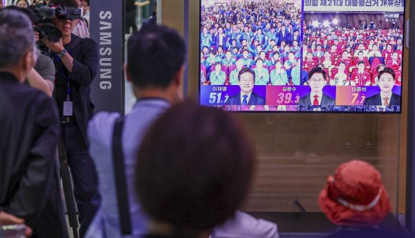 8번 연속 대통령 당선자를 맞힌 청주 흥덕구에 전국의 시선이 향하고 있다. 사진은 제21대 대통령 선거 투표일인 3일 오후 서울 중구 서울역에서 유권자들이 방송3사 출구조사 결과를 TV로 확인하고 있는 모습. /사진=뉴스1