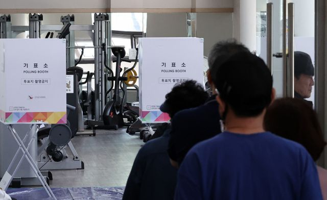 제21대 대통령 선거 본투표날인 3일 오후 3시 기준 서울에서 접수된 투표 관련 신고 총 81건이 접수됐다. 사진은 3일 서울 서대문구에 위치한 한 아파트에 마련된 북가좌제2동 제4투표소를 찾은 유권자들이 투표하는 모습. /사진=뉴스1