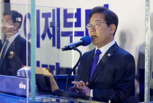  주요 외신들은 3일 치러진 제21대 대통령 선거에서 더불어민주당 이재명 대선 후보의 당선을 일제히 긴급 뉴스로 보도했다. 사진은 4알 오전 서울 여의도 국회 앞에서 열린 국민 개표방송 행사에서 발언한 이재명 대통령 당선인. /사진=뉴시스