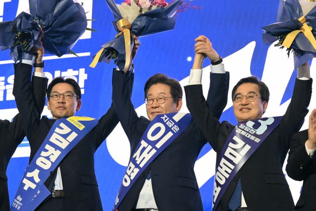 당 조직의 결집도 이재명 당선인의 승리에 결정적 역할을 했다는 분석이 나온다. 사진은 지난 4월27일 경기도 고양시 킨텍스에서 열린 더불어민주당 제21대 대통령 선거 후보자 선출을 위한 수도권·강원·제주 합동연설회에서 이재명 후보가 대선후보로 선출된 후 김경수, 김동연 후보와 두 팔을 들어 보이고 있는 모습. /사진=뉴시스