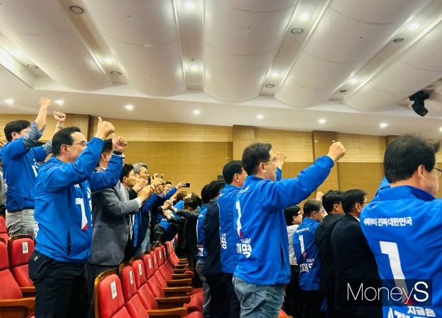 전국 단위 출구조사에 이어 지역별 결과가 발표되자 민주당 상황실에서는 엇갈린 반응이 오가기도 했다. 사진은 3일 민주당 개표상황실의 모습. /사진=김성아 기자
