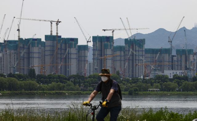 건설업 불황이 장기화하는 가운데 건설업계가 새정부에 다주택자 중과세 폐지 등 규제 완화를 촉구했다. 사진은 지난달 30일 서울 용산구 한강시민공원에서 바라본 아파트 건설현장 모습. /사진=뉴시스