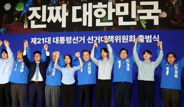 사진은 지난 4월30일 '진짜 대한민국' 중앙선거대책위원회 출범식 모습. 왼쪽부터(선거운동복을 입은 사람) 한국노총 위원장인 김동명 공동선거대책위원장, 윤여준 상임총괄선대위원장, 이 당선인, 박찬대 상임총괄선대위원장, 정은경 총괄선대위원장. /사진=뉴시스