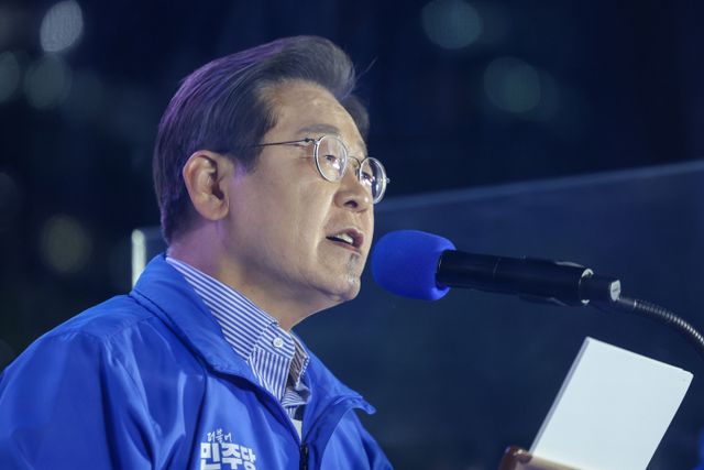 이재명 더불어민주당 대선후보가 2일 오후 서울 영등포구 여의도공원 문화의마당에서 열린 집중유세에서 지지를 호소하고 있다. / 사진=공동취재 